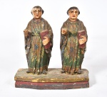 ARTE SACRA - "São Cosme e Damião", antiga imagem esculpida em madeira nobre policromada, não possui olhos de vidro, falta uma das mãos. Século XVIII/XIX. Medida: 15 cm x 14 cm x 6 cm