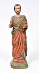 ARTE SACRA - Imagem representando São José em madeira entalhada e policromada, século XIX.  Medida: 45 cm x 13 cm; Base: 13 cm x 11 cm