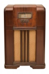 Standard Broadcast - Radio valvulado fabricado nos Estados Unidos da América, "megacycles", não testado. Volume necessita pequeno reparo.  Retirada à combinar. Medida: 95 cm x 66 cm x 30 cm