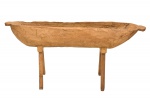 Cocho de fazenda em madeira, apoiado sobre dois pés "cavalete." Medida: 66 cm x 145 cm x 43 cm; Retirada com hora marcada no Joá.