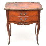 Mini cômoda/ mesa lateral estilo francês em madeira em rádica com aplicações e ponteiras em seus pés  em bronze, duas gavetas centrais com puxadores em bronze, galeria em metal dourado fenestrada em sem tampo. Em ótimo estado de conservação. Medida: 52 cm x 59 cm x 32 cm