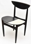 DESIGN - Cadeira de design da década de 1960 em madeira nobre, pés palito, nas cores preto e branco. Leves desgastes. Medida:78 cm x 50 cm x 44 cm de profundidade;