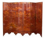 BIOMBO ORIENTAL - Magnífico biombo dividido em 6 (seis) folhas com pintura frente e verso em laca em tom vinho com desenhos e pintura em relevo dourada, e laca preta com pintura de ave e folhagens. Em bom estado de conservação. Primeira metade do século XX. Medida: 184 cm x 42 cm