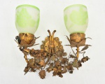 Aplique/arandela  em metal dourado ( folheado) adornado por flores e folhas, para duas lâmpadas com cúpulas em pasta de vidro satinado com decoração de parreiras na cor verde e branco fosco  ( ambas as cúpulas estão com trincado). Medida: 32 cm x 30 cm x 12 cm de profundidade.