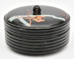 Caixa em madeira laqueada  preta japonesa pintada à mão de aves em formato circular, ricamente torneada, com inscrição em sua parte interna. Medida: 17 cm x 8 cm de altura