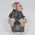 Curiosa escultura de jardim representando gnomo/duende em rica policromia. Peça decorativa. Medida: 42 cm x 32 cm