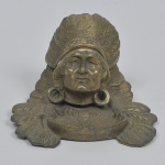 COLECIONISMO - Antigo tinteiro de coleção norte-americano em bronze ricamente cinzelado representando " Índio". Med.: 11 x 18 x 16 cm.