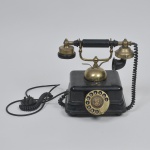 COLECONISMO - Antigo telefone em metal na cor preta e dourado . Completo. Funcionando. 24 cm x 26 cm