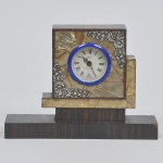 Pequeno relógio de mesa à corda com folha em madrepérola e aplicação de prata (faltam duas em suas laterais) Magic Lantern fabricado na Alemanha e folhas de madeira. Presta.
