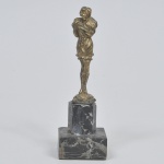 Escultura em bronze representando figura feminina  estilo art nouveau com base em mármore. Medida: 19 cm x 7 cm