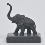 Escultura  representando figura de elefante em metal e base em granito.