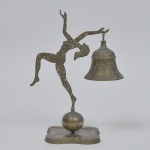 Gongo em bronze com sino, dourado e cinzelado. ricamente lavrado, estrutura representando figura feminina. Medida: 31 cm de altura. Não acompanha sinete.