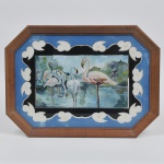 Bandeja com moldura em madeira nobre, fundo espelhado e pintado, decoração de flamingos.  Leves marcas do tempo. Medida: 48 cm x 35 cm