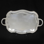 SHEFFIELD - Bandeja em metal espessurado à prata inglesa, com contraste. Medida:63 cm x 38 cm. Em excelente estado de conservação.