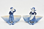 DELFT - Duas esculturas alemãs representando menina e menino em barco em porcelana esmaltada nas cores azul e branco decoração Delft. Pintados à mão e numerados "4627". Essas esculturas foram feitas entre 1893 e 1920. Medida: 17,5 cm x 21 cm x 10,5 cm