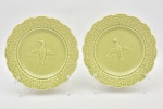 Bordallo Pinheiro - Par de pratos em faiança esmaltada portuguesa em tom amarelo com figura  de ave em relevo.  Marca de sua manufatura em sua base. Medida: 20,5 cm