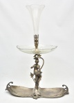 WMF(WURTTEMBERGISCHE METALLWAREN FABRIK) - Alemanha,, circa de 1900  -Elegante floreira e fruteira WMF, peça numerada (429- mesmo número do livro) e contrastada. Importante peça para colecionadores, encontra-se catalogada. Acompanha cristais lapidados em perfeito estado. Medida: 62 cm x 44 cm x 16 cm; Obs: Prato possui ínfimo bicado na borda.