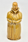Garrafa de whisky de 75 cl em forma de monge em faiança esmaltada em tom mostarda, preenchida com a mistura Abbot's Choice, década de 1980. Medida: 27 cm x 10 cm