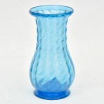 Vaso/floreira em vidro em tom azul de murano( vidro artístico) decorado em gomos. Medida: 15,5 cm x 7,5 cm