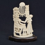 ARTE EGIPCIA - Escultura em marfim representando figuras egípcias apoiado em base de chifre de animal. Peça de coleção. Medida: 17,5cm altura x 4,5cm largura x 13cm comprimento.