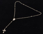 ARTE SACRA - Terço em prata de lei com figura sacra e crucifixo. Em perfeito estado de conservação. Medida: 33 cm; Peso: 7.2 g