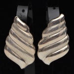 Joia Contemporânea - Par de brincos com design moderno em formato de gomos em prata de lei. Medida: 3,5 cm x 2 cm