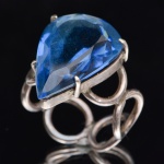 Belíssimo anel em prata de lei  com lapidação gota em topázio azul. Medida: 1,9 cm de diâmetro. Em perfeito estado.