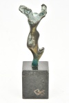 ARTE CONTEMPORÂNEA - Pequena escultura em bronze estilizado com base em mármore, peças assinada e datada de 1995. Medida: 16 cm x 4,5 cm x 4,5 cm