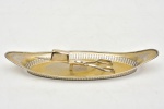 Espivitadeira no formato de canoa em metal espessurado à prata, fundo liso. Acompanha tesoura. Marcas do tempo, necessita banho. Vendida no estado. Medida: 24,5cm x 9,5cmTesoura Medida: 13cm