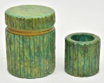 Conjunto parcial para toucador em pedra verde estilo malaquita com aplique em metal dourado. Medida: 10,5 cm x 8,5 cm; 6 cm x 6 cm