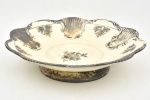 Fruteira/centro de mesa em porcelana alemã de manufatura BAVARIA com pintura à prata, base circular. Desgastes na pintura. Primeira metade do século XX. Medida: 31 cm x 7,5 cm