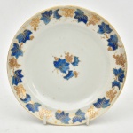 CIA DAS INDIAS - Pequeno prato de coleção em pasta de porcelana chinesa com decoração de parreiras nas cores azul e dourado. Medida: 16 cm de diâmetro.