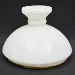 Cúpula em vidro opalinado em branco leitoso com aplicação em metal dourado em sua base. Medida: 19 cm x 27 cm