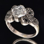 Elegante anel com pedra lapidada(cristal) zircônio e marcassita. Medida: 1,9 cm