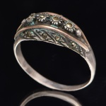 Belíssimo anel art deco em prata de lei com marcassita e fio de ouro. Medida: 2 cm