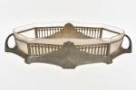 WMF (WMF(WURTTEMBERGISCHE METALLWAREN FABRIK) Alemanha, 1900 - Excepcional centro de mesa em metal espessurado à prata com vidro original. Necessita limpeza. Medida:50 cm x 18 cm; Vidro: 40 cm x 17 cm x 8 cm