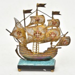 Caravela em prata portuguesa fartamente filigranada com aplicações de cruz de malta com esmalte, século XIX, com Vermeil. Medida: 10 cm x 9,5 cm