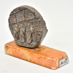 Escultura em prata de lei teor 925 representando muro das lamentações com figuras em relevo de Jerusalém- Israel. Base com selo de sua manufatura. Medida: 7 cm x 7 cm sem a base. Peso: 70 gramas.