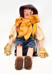 COLECIONISMO - Boneco/brinquedo em madeira pintado à mão representando Pinóquio com vestimenta em tecido, com selo  CASA SÃO NICOLAU, SÃO PAULO, INDÚSTRIA BRASILEIRA. Medida: 32 m x 12 cm