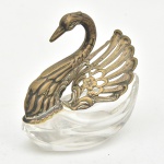 Saleiro em forma de cisne. Corpo em cristal translúcido e asas e pescoço em prata de lei. Possui pequeno bicado em seu corpo.  Medida: 7 cm x  cm