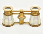 Binóculo para teatro  em madrepérola e bronze, francês, século XIX. Em perfeito estado. Medida: 9 cm x 4,5 cm