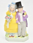Escultura em porcelana esmaltada pintada à mão alemã representando dama e cavalheiro, ricamente policromado. Marcado "Germany" e numerado 4322 em sua base. Medida: 19 cm x 12 cm