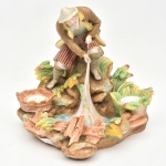 Antiga escultura em biscuit pintada à mão francesa representando fidalgo de manufatura Mauger & Fils, Paris, France, circa 1880. Peça marcada em sua base. Possui dois recipientes em porcelana possivelmente para saleiro e pimenteiro ( um está com fio de cabelo e restaurado) Possui ínfimo defeito na fonte. Medida: 26 cm x 20 cm de altura; Peça de coleção. ínfimo lascado em uma folha.