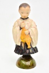 BORDALLO PINHEIRO (Lisboa, 1846 1905) Zé Povinho. Figura articulada de cerâmica vitrificada. 24 cm. Portugal. Obs: Cabeça em biscuit adaptada. Foi um artista português, de obra vasta dispersa por largas dezenas de livros e publicações, precursor do cartaz artístico em Portugal, desenhador, aguarelista, ilustrador, decorador, caricaturista político e social, jornalista, ceramista e professor. O seu nome está intimamente ligado à caricatura portuguesa, à qual deu um grande impulso, imprimindo-lhe um estilo próprio que a levou a uma qualidade nunca antes atingida. É o autor da representação popular do Zé Povinho, que se veio a tornar num símbolo do povo português. Entre seus irmãos estava o pintor Columbano Bordalo Pinheiro. O Museu Raphael Bordallo Pinheiro, em Lisboa reúne parte significativa da sua obra. Nascido Rafael Augusto Prostes Bordalo Pinheiro, filho de Manuel Maria Bordallo Pinheiro (1815-1880) e D. Maria Augusta do Ó Carvalho Prostes, em família de artistas, cedo ganhou o gosto pelas artes.