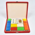 Jogo de bridge italiano, completo, com caixa em design clássico. Contendo 2 cards de cartas, 5 dados e recipiente lança dados. Caixa: 27 cm x 23 cm