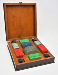 Jogo de bridge italiano, completo, com caixa em madeira. Peças em baquelite. Medida 27cm x 23cm x 6cm de altura.