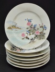 Conjunto de 7 pratos de sobremesa em porcelana oriental pintados à mão representando paisagem, flores e garça.  Assinado em sua base. Medida: 19 cm de diâmetro. Um prato possui bicado.
