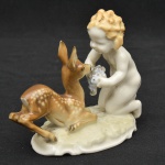 Estatueta em porcelana alemã feita por Lorenz Hutschenreuther, Selb, Baviera. Este é o modelo Hutschenreuther número 1509. Representando querubim e cervo Ele fica em um pequeno pedestal. As figuras são policromadas. O pedestal é delineado com arabescos. A textura suave da porcelana representa lindamente o corpo da criança e os pelos de animais. A estatueta é vitrificada. Hutschenreuther era conhecido como um dos maiores fabricantes de estatuetas de porcelana por cerca de 200 anos. Sua marca Leão mais famosa é um símbolo de alta qualidade e design artístico. O departamento de arte de Hutschenreuther foi estabelecido em 1917. Hoje em dia, a marca Lion está sob a égide do Grupo Rosenthal. Esta estatueta é marcada na parte traseira com a marca de produção padrão do Departamento de Arte usada em c. 1955-1968. Possui selo em sua base. Medida:  12 cm x 11 cm