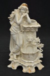 Geschützt - Estatueta de coleção em biscuit branco europeu, marca de numerada em sua base 1662. Representando figura feminina e fonte com realces dourados. Em perfeito estado. Medida: 17 cm x 10 cm