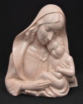 GRANDE grupo escultórico em faiança vitrificada  em tom rosa representando Nossa Senhora e menino Jesus. Medida: 30 cm de altura x 28 cm de comprimento x 12 cm de profundidade